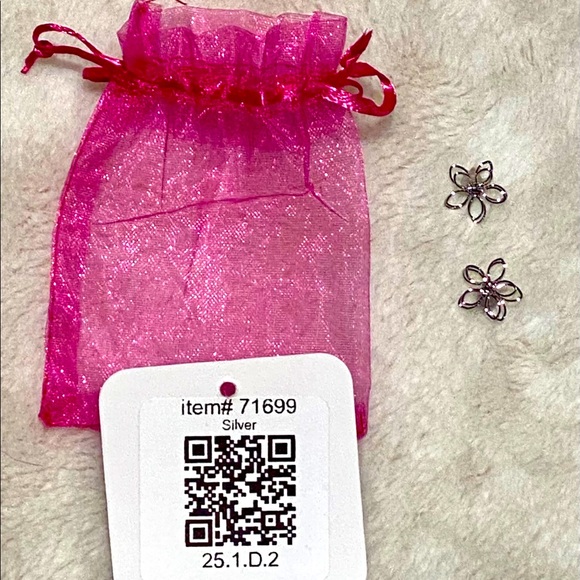 Nadine West Flower Earrings Brand New - Picture 3 of 3